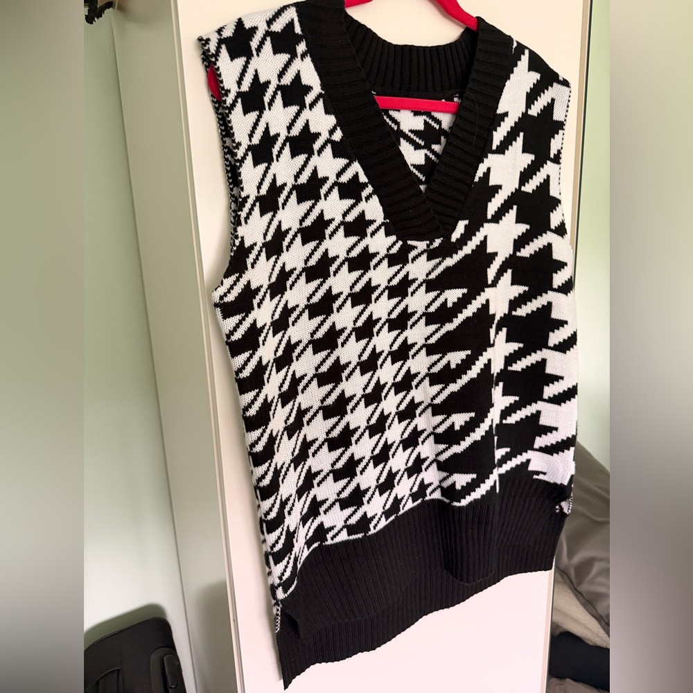 Black & White Houndstooth Knit V-Neck Sweater Vest